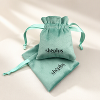 Pochette à bijoux en daim vert menthe personnalisée avec cordon de serrage et ruban en satin à volants pour emballage cadeau, logo OEM imprimé