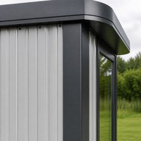 Maison modulaire en structure acier avec un design à deux étages, terrasse sur le toit et espace de vie extérieur