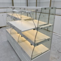 Vitrine de boulangerie personnalisée en verre et bois avec plateau coulissant, comptoir de présentation de gâteaux