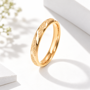 Anillo de banda texturizada de acero inoxidable con circonita chapada en oro de 14K al vacío - Product Image 1