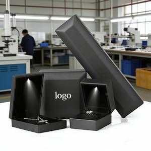 Scatola per Gioielli all'Ingrosso per Collane, Bracciali e Anelli, Personalizzabile con Logo, Scatola di Alta Qualità in Plastica Nera con Illuminazione LED - Product Image 1
