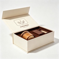 Boîte cadeau personnalisée pour bougie en crème avec logo, couvercle à charnière, insert en velours marron foncé, triple compartiment, pot en verre, couvercle en bois, boîte d'emballage rigide avec allumettes