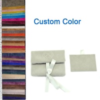 Pochette à bijoux en suède gris personnalisée avec logo en relief, style enveloppe, avec insert en carton pour collier