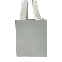 Sacs cadeaux en carton kraft personnalisés avec logo de marque en relief, impression offset et poignée en ruban pour l'emballage de chaussures et de vêtements