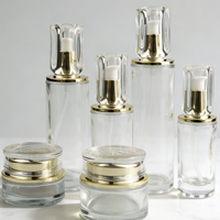 Atomiseur de parfum de luxe, corps en verre transparent, capuchon estampé or, capacités 30ml/50ml/100ml, flacons de soin de la peau de luxe