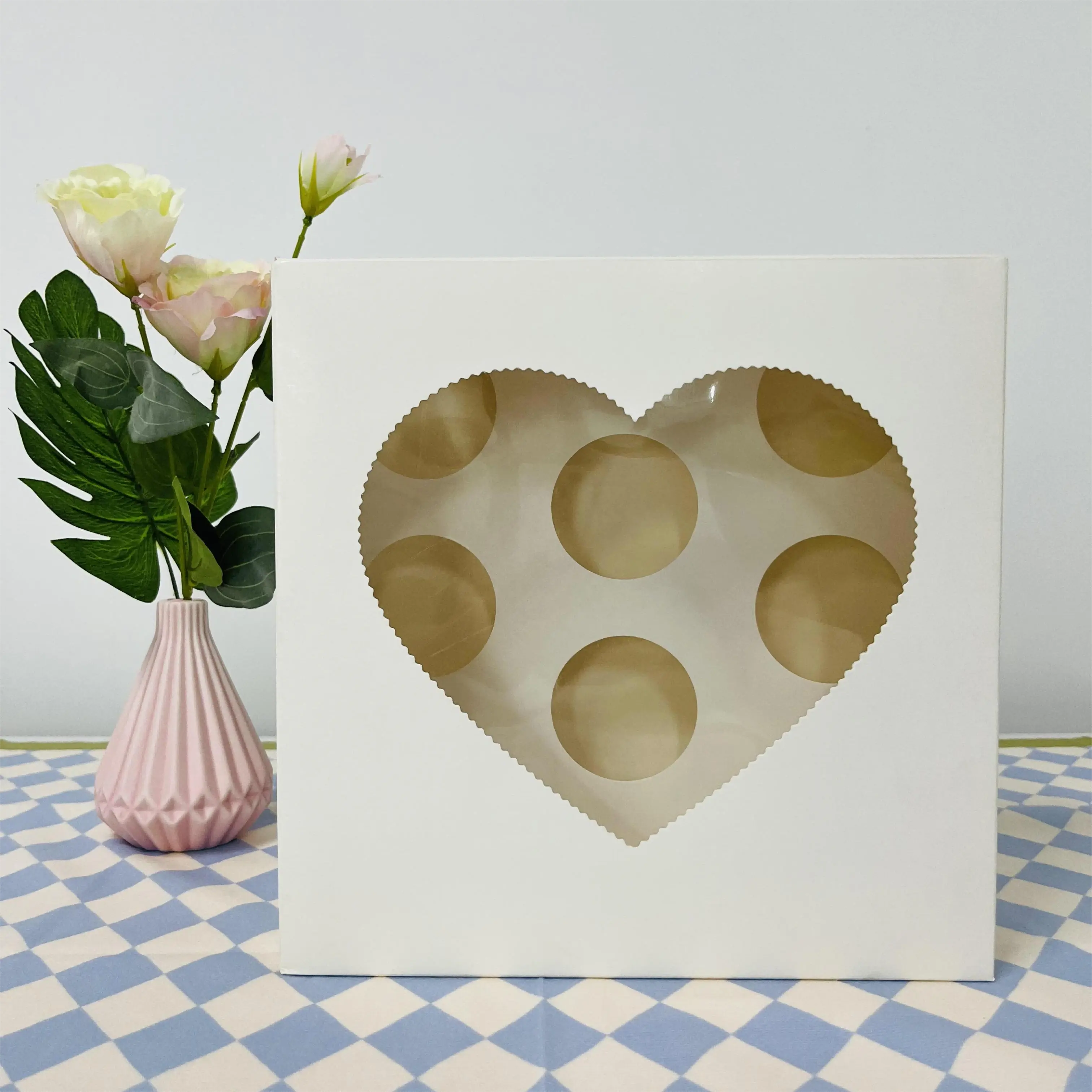 Boîte à gâteaux en forme de cœur, vente en gros, Design moderne, fournisseur doré, cœur 8 trous, boîte à gâteaux