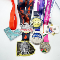Médaille de finisseur personnalisée pour marathon de Shenzhen, en alliage de zinc plaqué or avec texture en éventail radial et relief de l'horizon de la ville pour événements de course