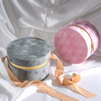 Boîte cadeau ronde en velours rose doux au toucher avec nœud en ruban de satin et bordure dorée, boîte d'emballage rigide en papier pour arrangement floral