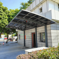Abri de voiture moderne de luxe en alliage d'aluminium, taille standard, à un seul côté, avec toit incurvé, imperméable et traité anti-UV, durable pour le stationnement extérieur des voitures