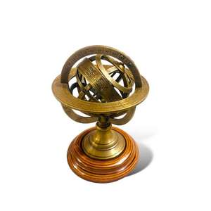 Esfera Armilar Decorativa de Latón y Madera, Diseño Astronómico Clásico, Ligera, para Decoración del Hogar, Oficina, Biblioteca o Estudio - Product Image 1