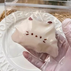 Juguete antiestrés de silicona de grado alimenticio, hecho a mano, con forma de gato y croissant, de rebote lento, estilo Xiaohongshu, Zhejiang - Product Image 3