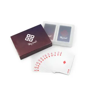 Profesyonel özel çift kuveyt seti oyna oyun kartı oyun logo baskı yetenekli deri kutu iskambil poker kartları ile paketlenmiş