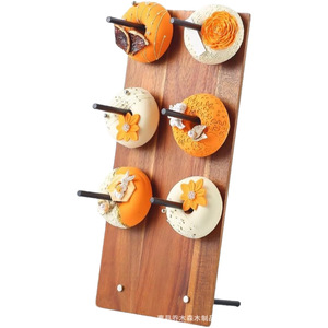Estante de madera para donuts, ideal para fiestas de cumpleaños, reuniones, exhibición de bagels y pan, y para presentar postres. - Product Image 1