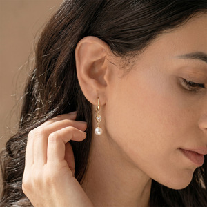 Pendientes colgantes chapados en oro con perlas y circonitas, joyería clásica para fiestas para mujer - Product Image 2