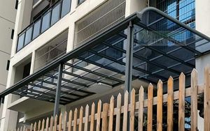 Tout nouvel <span class=keywords><strong>abri</strong></span> <span class=keywords><strong>de</strong></span> pluie moderne en alliage d'aluminium, associé à une couverture d'auvent <span class=keywords><strong>de</strong></span> jardin sur le toit en polycarbonate - Product Image 3