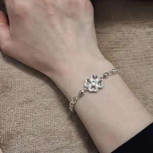 สร้อยข้อมือเงินแท้ S925 ลายโคลเวอร์แบบกลวง ประดับลูกปัด ดีไซน์หรูหรา ทันสมัย เหมาะสำหรับผู้หญิง ใช้ได้ทุกวัน หรือเป็นของขวัญวันครบรอบ - Product Image 2
