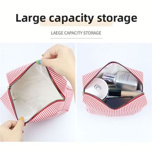 Bolsa de Maquillaje de Poliéster Seersucker a Rayas al por Mayor - Ligera, de Pequeña Capacidad, Resistente al Agua, Portátil, con Cremallera Dorada y Logotipo Personalizado - Product Image 3