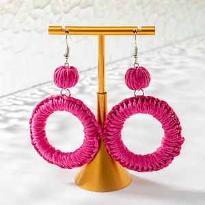 Boucles d'oreilles tissées mode Rose rouge raphia géométrique rond creux boucles d'oreilles pour femmes Uionen 1054 - Product Image 2