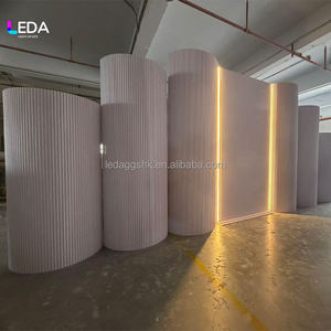 ฉากหลังงานแต่งงานขนาดใหญ่ LEDA แผงอะคริลิคทรงกระบอกสีขาว ฉากหลัง PVC รูปโค้งพร้อมแถบไฟวอร์มไลท์ - Product Image 1