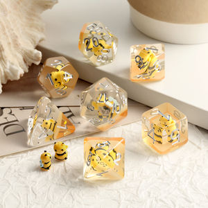 ชุดลูกเต๋า DND แบบขายส่ง ดีไซน์ไม่ซ้ำใคร พร้อมผึ้งอยู่ข้างใน ขนาด 16 มม. รูปทรงสี่เหลี่ยมจัตุรัส 7 ชิ้น ทำจากเรซิ่นรูปสัตว์ สำหรับเกม Dungeons & Dragons RPG - Product Image 4