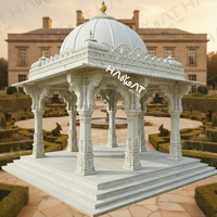 Pavillon de jardin de style ferme indien traditionnel en marbre, artisanal, écologique, avec piliers ornés, pour cour de lac de luxe