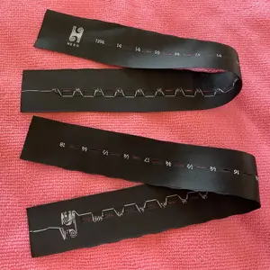 光滑的表面缝制领结胶带，可调节品牌标志领结丝带