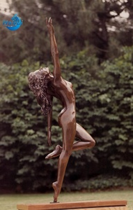 Sculpture de femme nue en bronze poli avec impression en relief, dansant dans le jardin, design moderne Feng Shui pour usage extérieur - Product Image 3