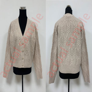 Cárdigan Corto de Punto Trenzado con Cuello en V y Botones de Flores con Pedrería para Mujer, Cárdigan de Punto Trenzado Color Beige Avena con Diseño Jacquard de Espiga de Trigo - Product Image 5