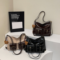 Sac Hobo Rétro en Cuir Brillant pour Femme, Convertible 3-en-1 : Sac à Bandoulière, Sac à Dos et Sac à Main avec Poches Frontales à Boucle et Breloque Ours