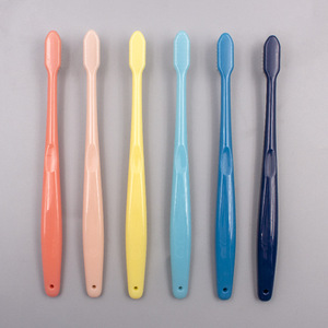 แปรงสีฟันแบบธรรมดา ไม่ลื่น ด้ามจับสีเดียว ขนแปรงนุ่ม ไนลอน ใช้ในบ้าน สำหรับผู้ใหญ่ ขนาด 10.73 ซม. - Product Image 3