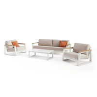 Table basse carrée avec structure en aluminium noir, accoudoirs en teck et coussin – Mobilier de jardin durable pour terrasse extérieure