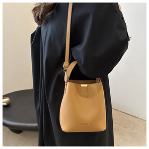 2025 nuevos bolsos de hombro tipo cubo para mujer, bolsos de mensajero cruzados de Color sólido pequeños y baratos a la moda - Product Image 6