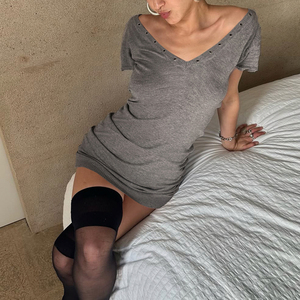 Vestido de punto minimalista de primavera-otoño con cuello en V, ojales, ceñido a la cintura, elegante, favorecedor, de manga corta y elástico. - Product Image 3