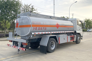 Nuevo Precio Bajo, Camión Cisterna CLW HOWO 4X2, 9 Metros Cúbicos, 165HP, Caja de Cambios Manual de 8 Velocidades para Transporte de Líquidos Combustibles - Product Image 4
