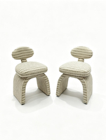 Fauteuil de salon minimaliste en tissu, design moderne, avec pieds en arc, sans accoudoirs, rembourré et rayé, pour salle de bain ou comme chaise d'appoint.