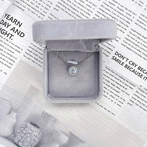 Boîte à bijoux en velours avec impression de logo personnalisée, étui de rangement recyclable pour bagues et colliers - Product Image 1