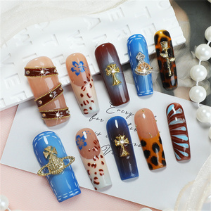 <span class=keywords><strong>Uñas</strong></span> postizas acrílicas cuadradas ataúd mediano con diamantes <span class=keywords><strong>de</strong></span> imitación y prensa puntiaguda a mano con flores 3D <span class=keywords><strong>uñas</strong></span> postizas <span class=keywords><strong>de</strong></span> lujo - Product Image 4