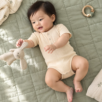 En gros Body bébé en coton biologique côtelé à manches courtes, coupe ajustée, vêtements pour nourrissons, barboteuse une pièce unie en tricot côtelé