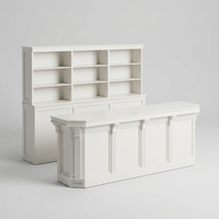 Comptoir de bar de mariage moderne blanc en contreplaqué assemblé avec étagères de présentation arrière pour événements extérieurs de style ferme