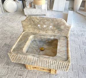 Vasque de salle de bain en marbre beige cannelé avec crédence intégrée |   Lavabo de salle de bain en pierre intégré |   Meuble-lavabo mural de luxe - Product Image 1