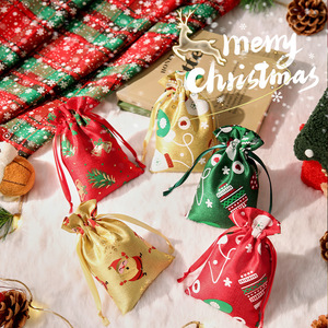 Sacs cadeaux de Noël QIAN LI en polyester avec cordon de serrage rouge, or et vert pour emballages de fêtes - Product Image 1