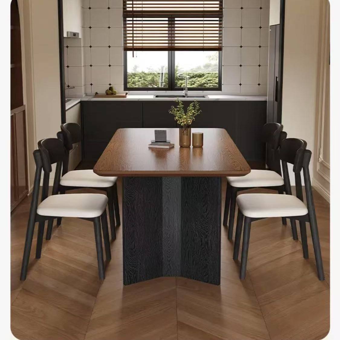 Une table et quatre chaises à Linzhi