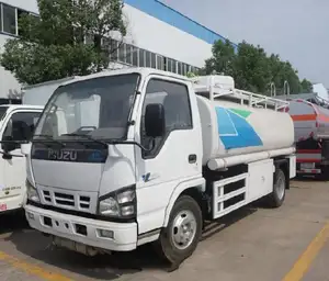 Caminhão do tanque do óleo com o sistema da movimentação 4*2 da ismação cor branca em estoque