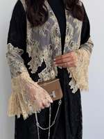 Abaya Kimono Hafizah noire et or en dentelle, à manches évasées, design superposé et modeste