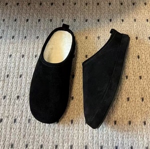 Zapatillas Müller de cuero, gamuza y lana con bordados. Pantuflas de casa estilo retro, acolchadas, color marrón, tipo zapatilla de pan. - Product Image 5