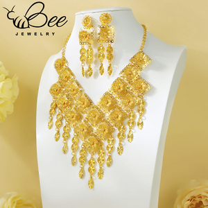 Ensemble de bijoux et accessoires de mariage traditionnels africains orthodoxes en alliage d'or 24 carats, collier bib fleur doré et boucles d'oreilles - Product Image 1