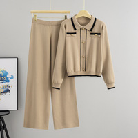 Haut tricoté élégant à rayures et col polo, avec boucle métallique, coupe ample, manches longues, taille haute et jambes larges boutonnées pour femme
