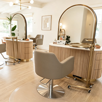 Station de coiffure moderne de luxe avec éclairage LED arqué, meuble cannelé en acier inoxydable et miroir de barbier pour salon de coiffure