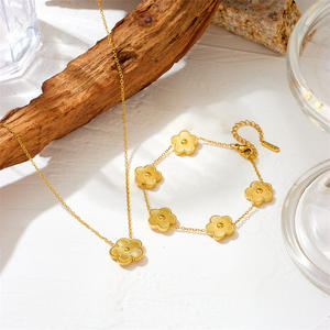 Collar de Acero Inoxidable Chapado en Oro de 18K con Flor de 5 Hojas Joyería Colgante de Trébol Gargantilla para Mujeres y Niñas - Product Image 4