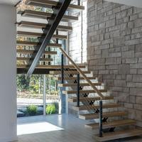 Escalier droit à une seule poutre pour maison personnalisée avec acier thermolaqué et garde-corps en verre sans cadre